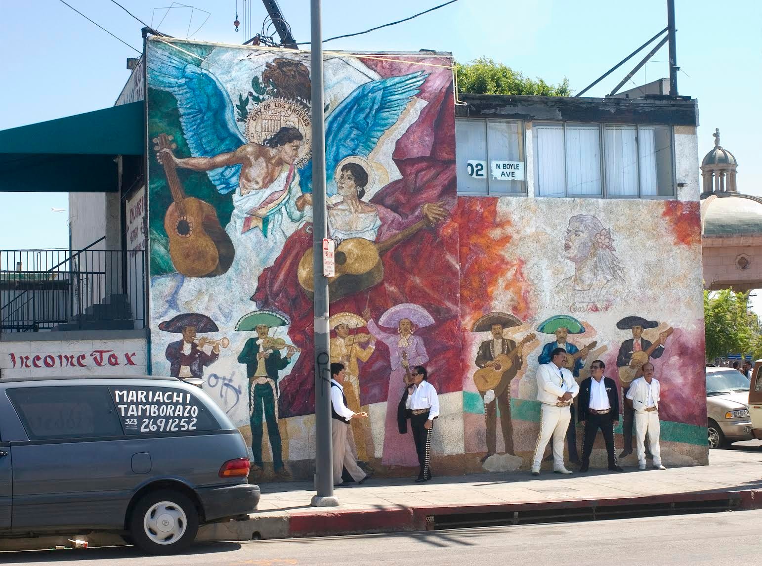 Mural and mariachi band